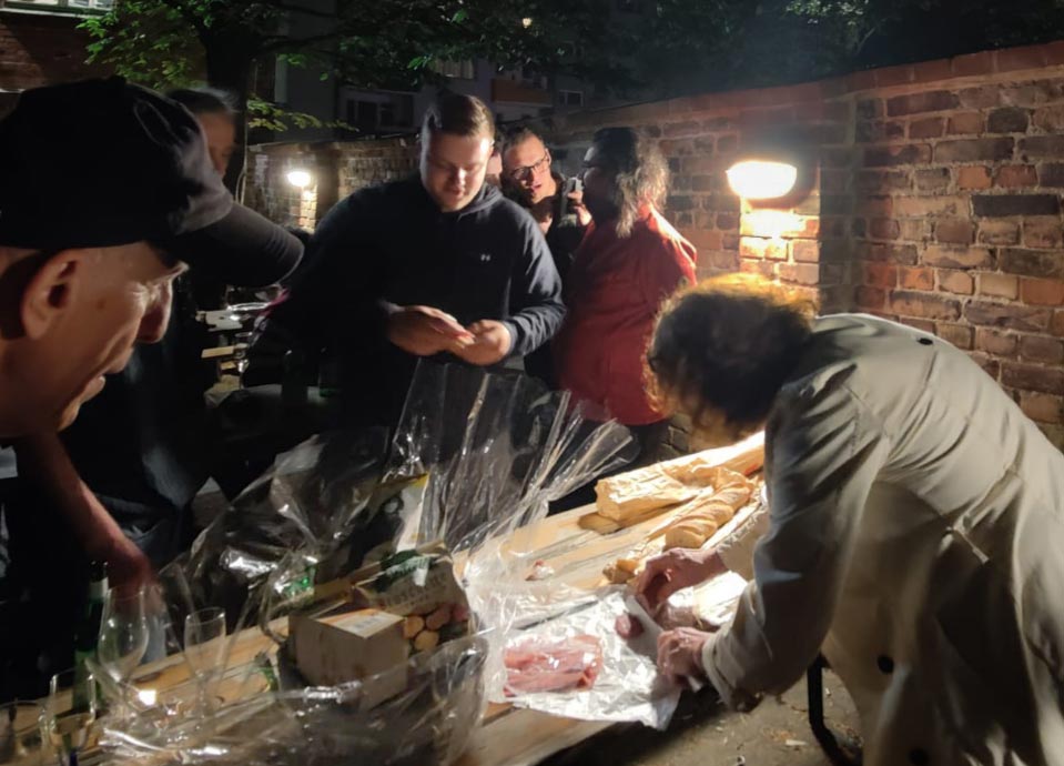 Ein belegtes Brot mit Wildschweinschinken: Kreuzberger Feierbiester und ein bisschen was für die Party.